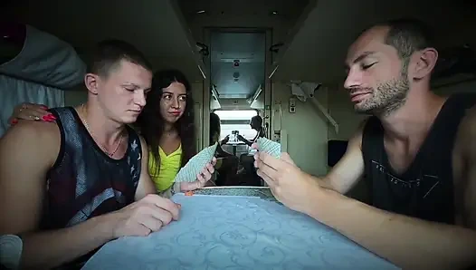 Cuckold, kız arkadaşının vajinasını kartlarda kaybetti ve şimdi sessizce onun seviştiğini izliyor