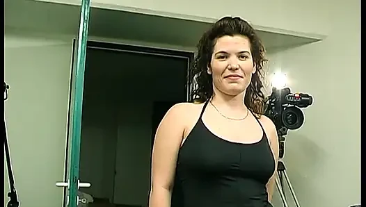 Esmer sürtük onun için mastürbasyon yapıyor