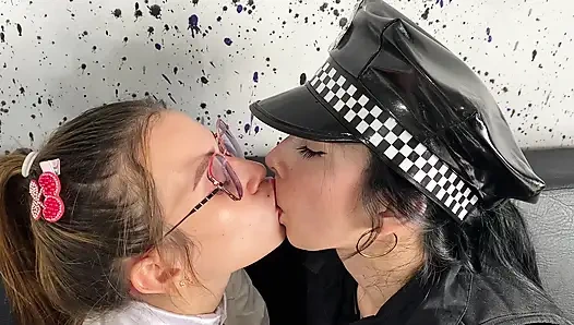 Bir polis memuru ve şehvetli bir üniversiteli kız arasında azgın lezbiyen