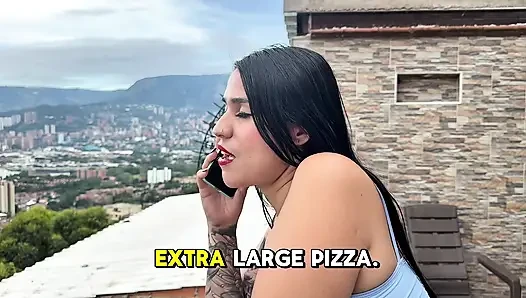 Tätowierte latina verführt pizzaboten
