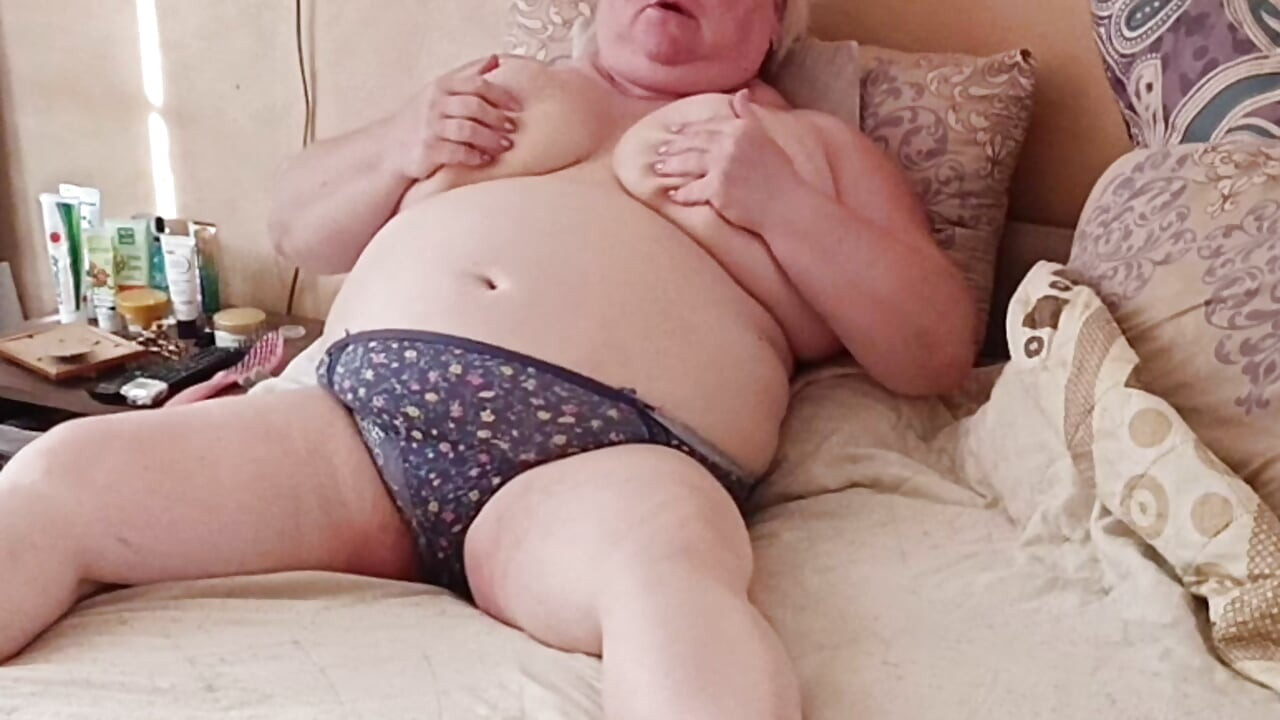 Djevojka se skida i mazi rukama