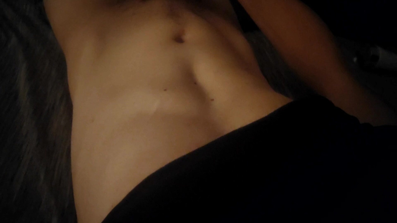 Yatakta uzanıp bir arkadaşının da çıldırılmasını istiyor.....