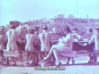 Nudistas ao ar livre curtindo o estilo de vida nus (vintage dos anos 50)