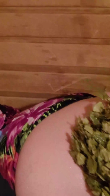 Ich habe den mund einer heißen vollbusigen blondine in der sauna gefickt und sie mit einem besen versohlt
