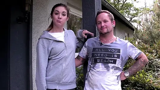 Сексуальная брюнетка с большой задницей наслаждается жестким трахом на улице в ее широкую киску