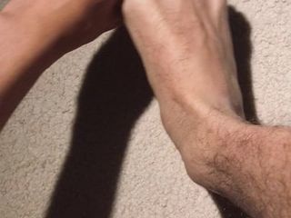 Mijn harige voeten masseren