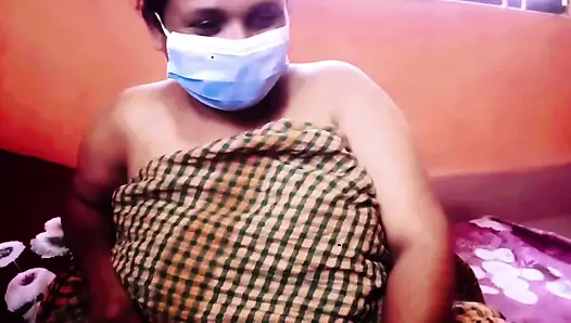 Asyalı bir kadın ve genç bir Bangladeşli kadın yoğun seks yapıyor.