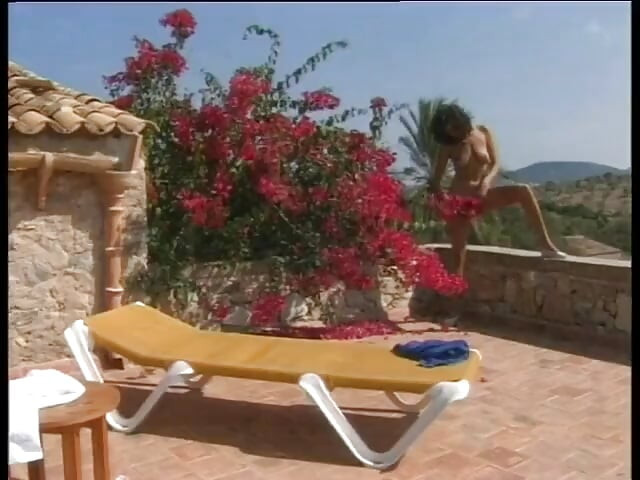 Pussy toying brunette reaches orgasm outdoors