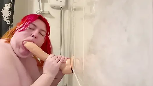 İri güzel kadın dildo ile dağınık eğlence