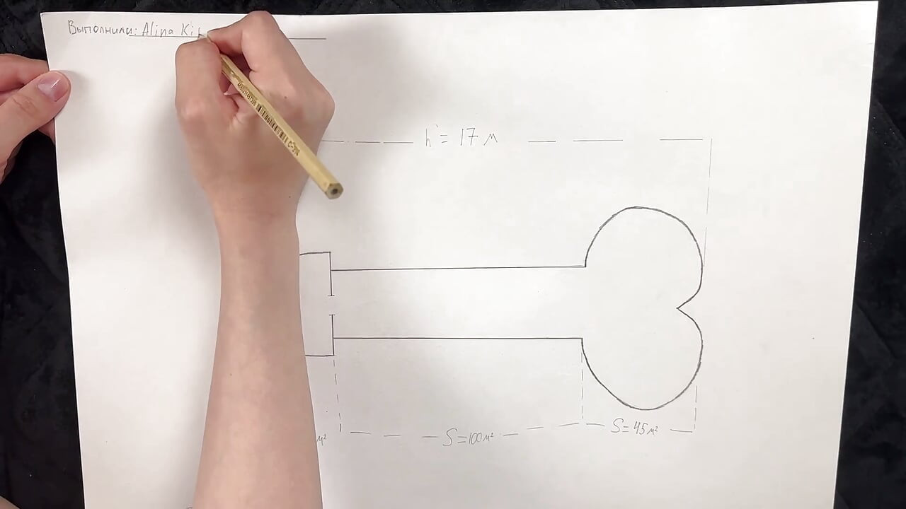 Tímida nerd fode uma universitária logo após a aula