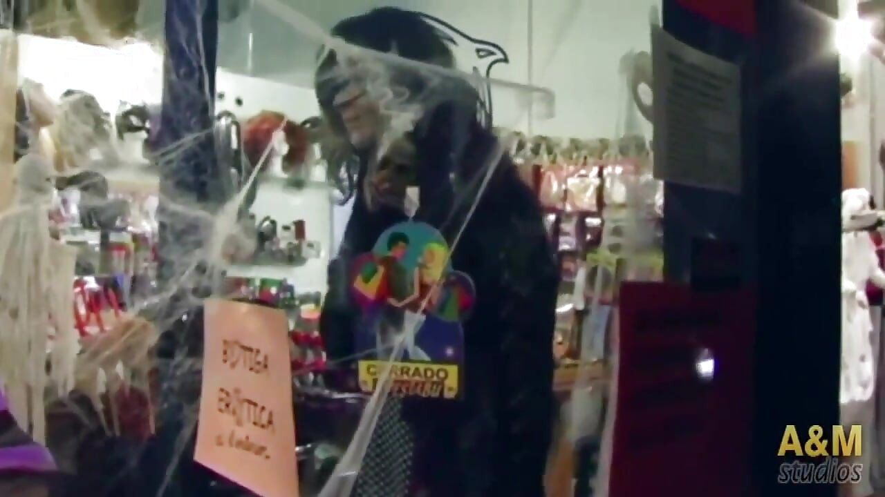 สองควยใหญ่เย็ดสาวร้านเซ็กส์