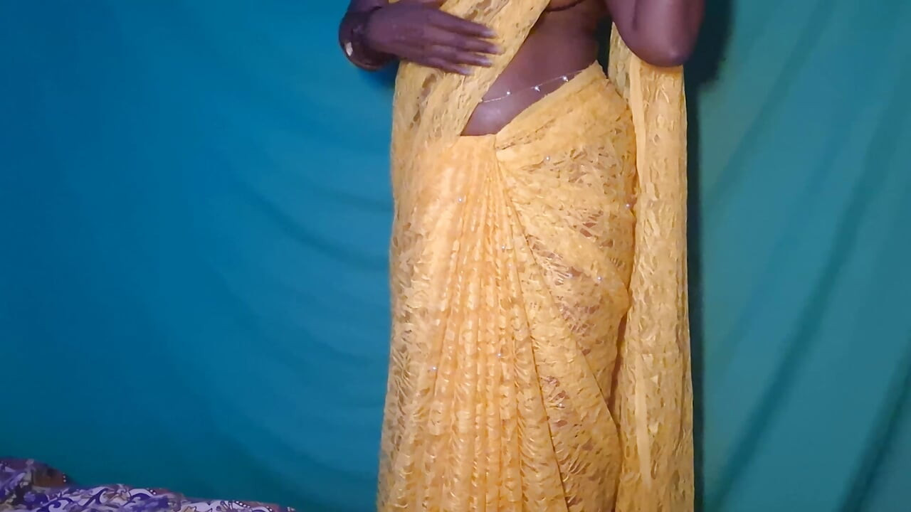 Navel and Erotic Show of Tamil Married Bhabi