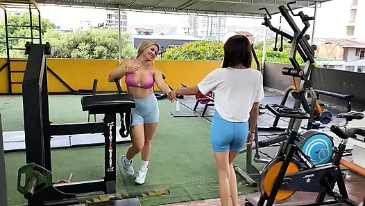 Spor salonu antrenörümle özel antrenman kontrolden çıkıyor ve bench press ile birlikte oluyoruz