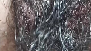 Nahaufnahme einer haarigen und sahnigen muschi