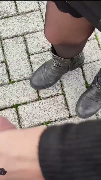 我在公共公園當著一個年輕女孩的面拔出雞巴，她幫我射精 - 閃屌 - 尖叫不停 | 短片 1