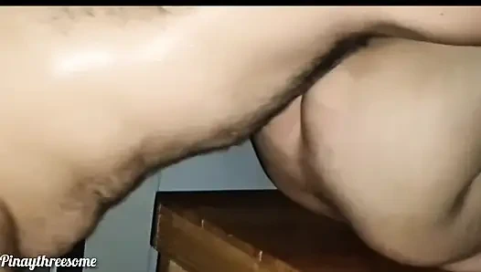 Неверная жена в настоящем домашнем видео принимает вечеринку с ее мужем