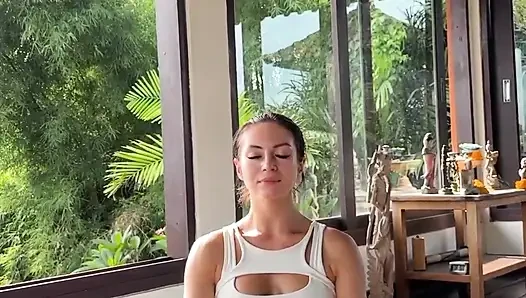 Sexy fitnessstudio-training wird zu heißem yoga-necken