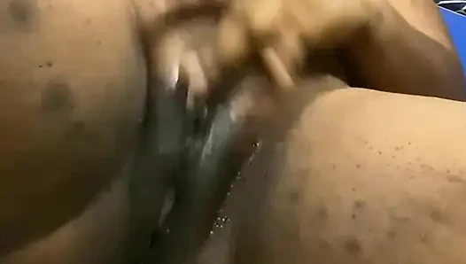 Geile frau allein zu hause und masturbiert