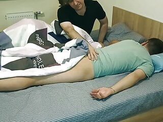 Facet przychodzi po pracy zmęczony i poddaje się masażowi podczas relaksu