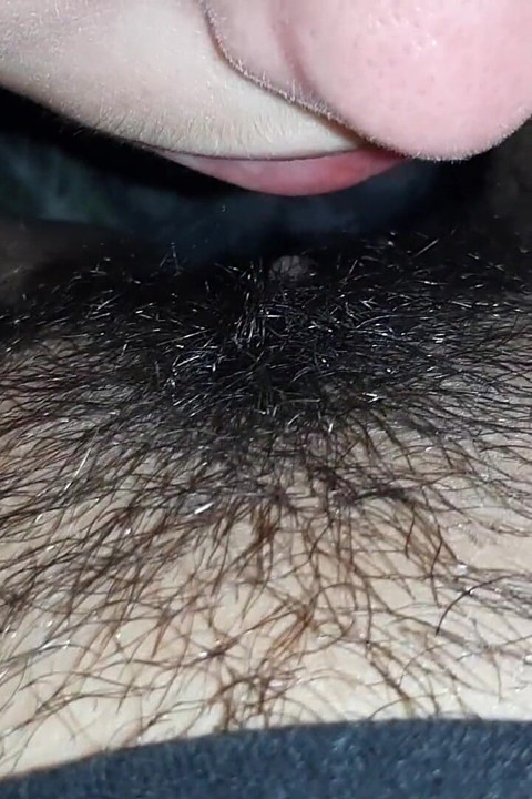 Como su coño muy peludo y rápidamente la llevo al orgasmo