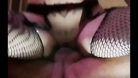 Minyon kızıl saçlı kel kız döllenmesi için yalvarıyor ve göz temasıyla en iyi sakso çekiyor (yakın çekim sokma)