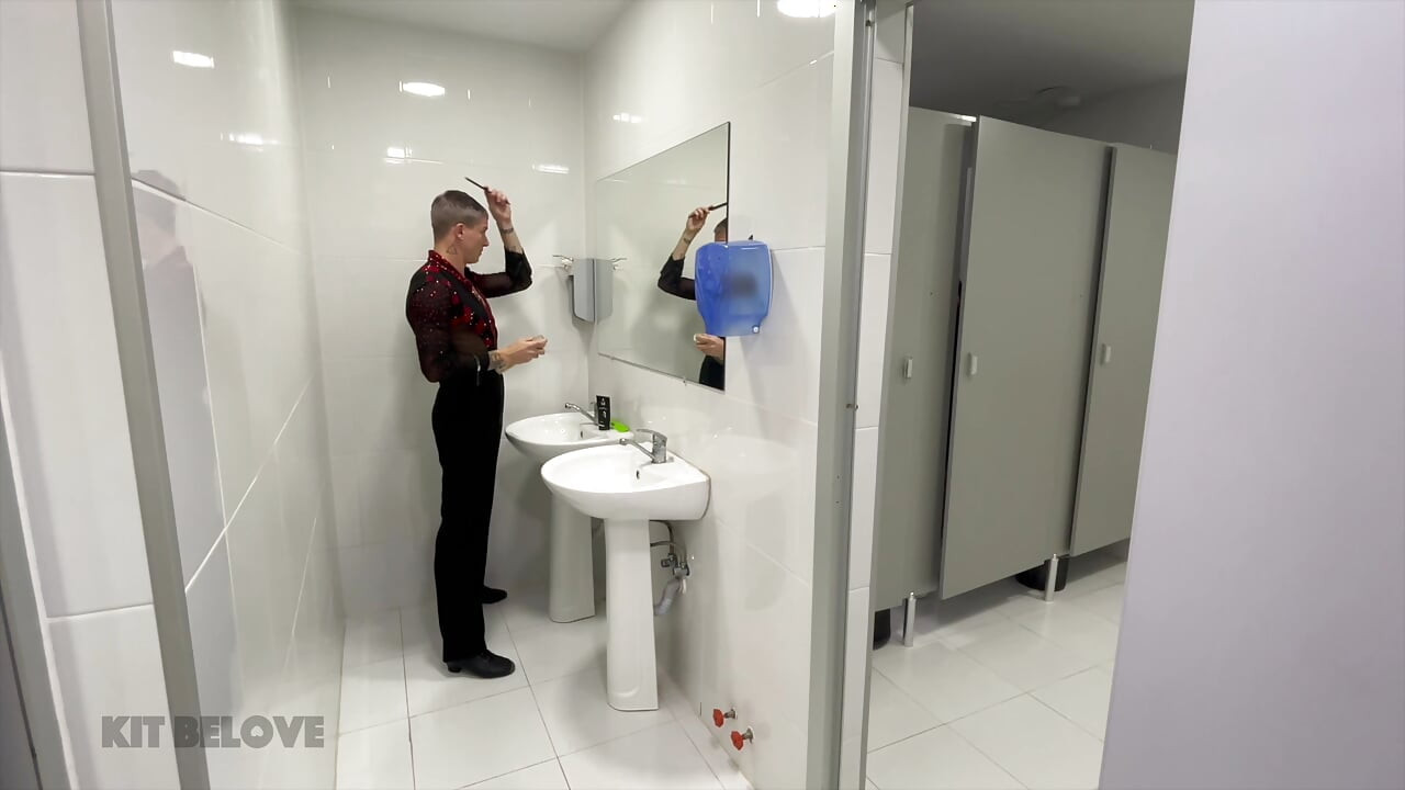 Un bărbat a futut o dansatoare de bal în toaletă