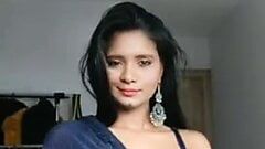 O fată indiană într-un sari face porno gol și își arată țâțele