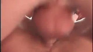 Sexy piercing milf con piercing al capezzolo e anelli di figa