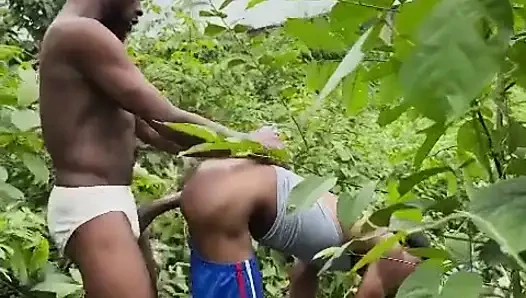 Çalılıkta yeni adamımla sikişiyorum
