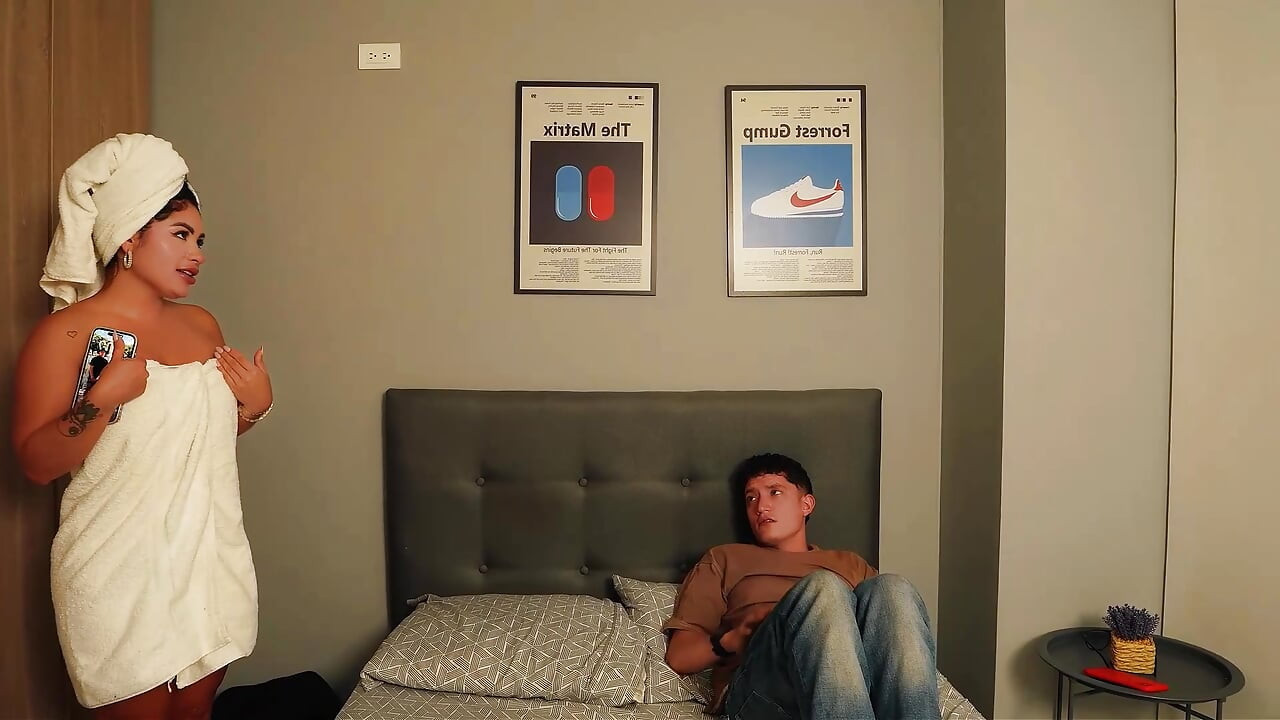 Erreur De Réservation! Je Partage Un Lit Avec Un Inconnu Dans Un Motel Et on Finit Par Baiser
