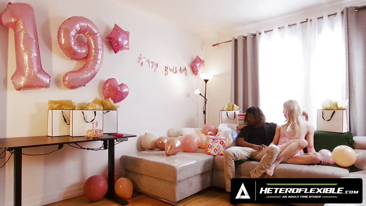 HETEROFLEXÍVEL - Aniversário Femboy Jakey O. abre presente e depois chupa ansiosamente o pau do namorado Jade Desire
