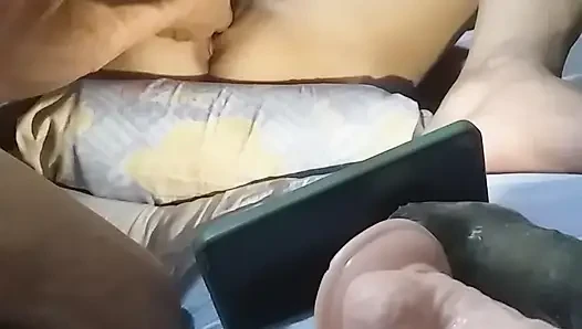 Onun ıslak amcığını yemenin tadını çıkarıyorum