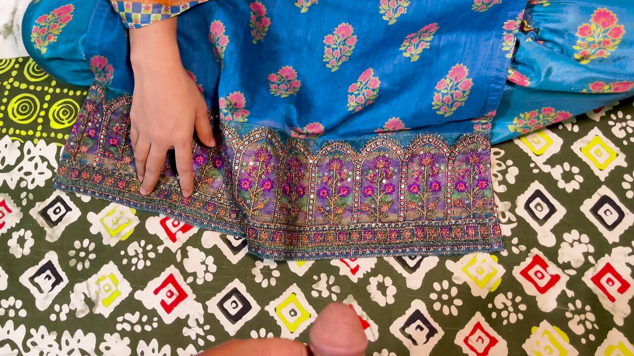 Mi querida india necesita un condón para follar conmigo