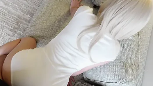Bratty erkek arkadaş waifu kız arkadaşının dikkatini dağıtıyor. Büyük fışkırtma ve parçalı pantolon