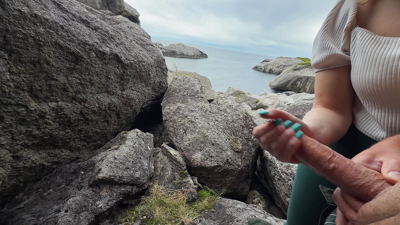 Found that Big Ass Girl on a hiking Trail and fucked her in a Public !