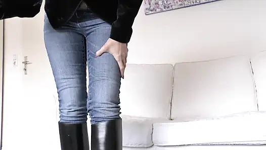 Kül tablam ve tükürüğüm ol, lastik çizmeli sahibe, Lady Victoria Valente