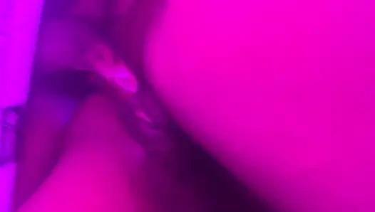 Heiße zierliche ebenholz teen sahnige muschi von bbc schwanz geschwärzt konnte nicht widerstehen, kitzler zu ficken, als sie aus der dusche kam, pOV