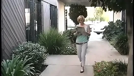 Süße blonde floozie erica Kole bohrt gerne ihre nasse möse mit Glasdildo