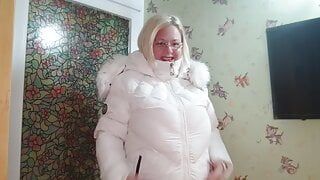 Espectáculo de fetiche de abrigo de invierno, joroba y chorro