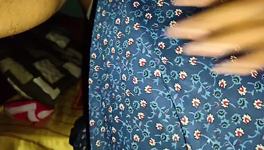 Istri panas desi India menunggangi dan mendapatkan air mani di dalam memek