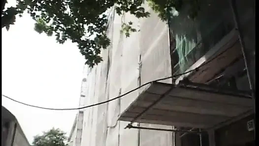 İki büyük esmer birbirlerini sikmek için kuru ve sessiz bir yer buluyor