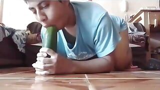 Sucer un énorme concombre