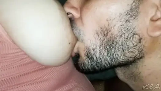 Моя большая натуральная грудь - любимая еда моего мужа, он наслаждается сосать и кусать мои соски