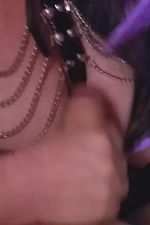 카니발 의상을 입은 발정난 할머니