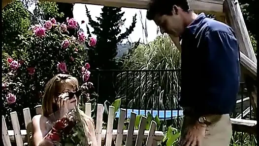 Büyük memeli bebek battaniyenin üzerinde amını domaltarak siktiriyor