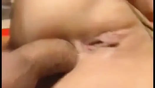 Atemberaubendes junges blondes fläschchen ist keine, ihrem chef und seinem parnther zu helfen, nach anstrengenden verhandlungen zu lockern