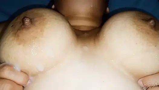 Моя большая натуральная грудь - любимая еда моего мужа, он наслаждается сосать и кусать мои соски