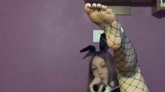 Sashasweet69 verdampt in een konijnenpak en masturbeert haar poesje