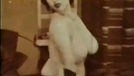 Linda West trémousse et remue ses gros seins (vintage des années 50)