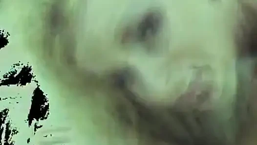 Heiße blondine lutscht schwanz und bekommt ihre muschi geleckt